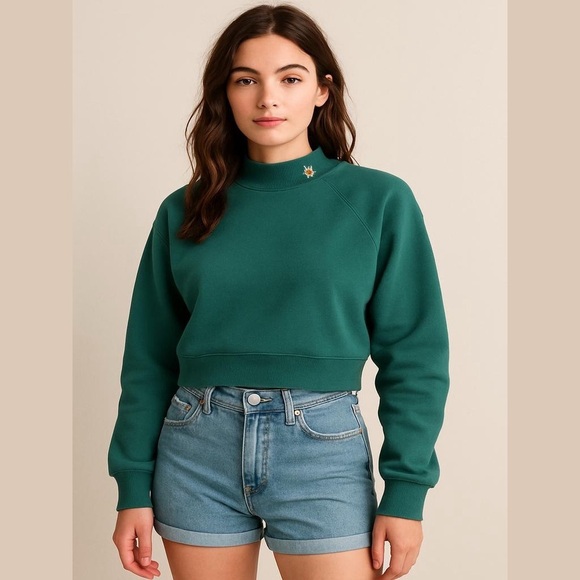 HOLLISTER Mock Neck Sweatshirt Embroidered Daisy Green Waist length large - Picture 2 of 8
